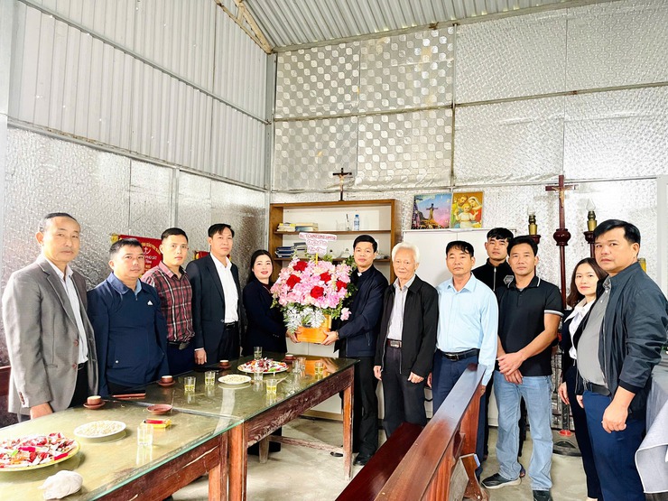 Yên Xuân: Thăm, tặng hoa các điểm sinh hoạt tôn giáo nhân dịp lễ Giáng sinh Noel năm 2025- Ảnh 3.