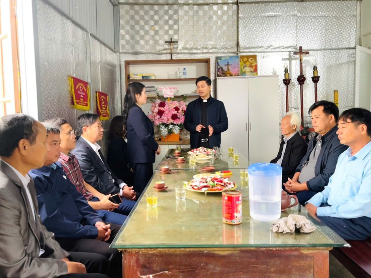 Yên Xuân: Thăm, tặng hoa các điểm sinh hoạt tôn giáo nhân dịp lễ Giáng sinh Noel năm 2025- Ảnh 1.