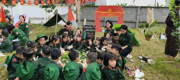 Giáo dục truyền thống yêu nước cho trẻ mầm non qua hoạt động trải nghiệm 22/12 tại Trường Mầm non Bột Xuyên- Ảnh 5.