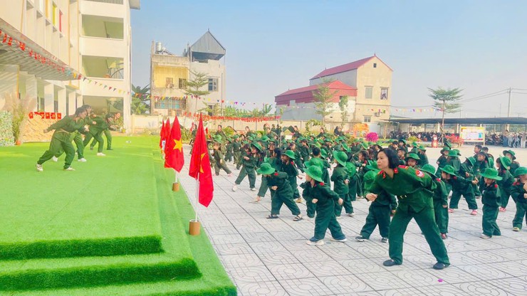 Giáo dục truyền thống yêu nước cho trẻ mầm non qua hoạt động trải nghiệm 22/12 tại Trường Mầm non Bột Xuyên- Ảnh 4.