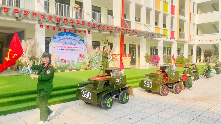 Giáo dục truyền thống yêu nước cho trẻ mầm non qua hoạt động trải nghiệm 22/12 tại Trường Mầm non Bột Xuyên- Ảnh 2.