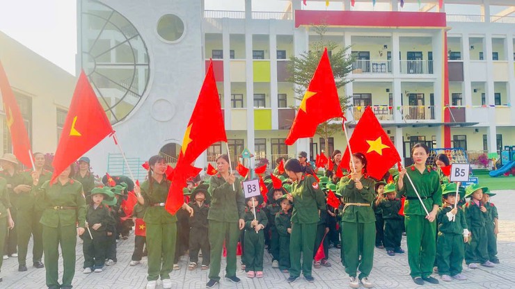 Giáo dục truyền thống yêu nước cho trẻ mầm non qua hoạt động trải nghiệm 22/12 tại Trường Mầm non Bột Xuyên- Ảnh 3.