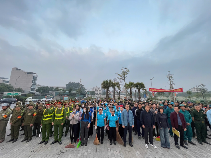 Phường Bồ Đề ra quân vệ sinh môi trường, chỉnh trang đô thị đón xuân Bính Ngọ 2026- Ảnh 1.