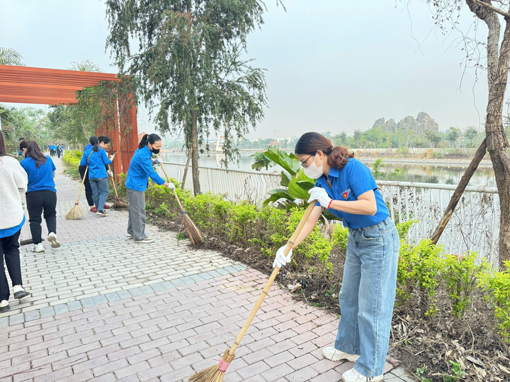Phường Bồ Đề ra quân vệ sinh môi trường, chỉnh trang đô thị đón xuân Bính Ngọ 2026- Ảnh 4.