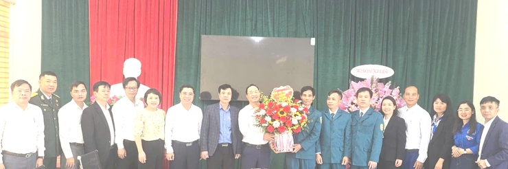 Lãnh đạo xã chúc mừng BCH Quân sự nhân ngày thành lập Quân đội Nhân dân Việt Nam.- Ảnh 1.