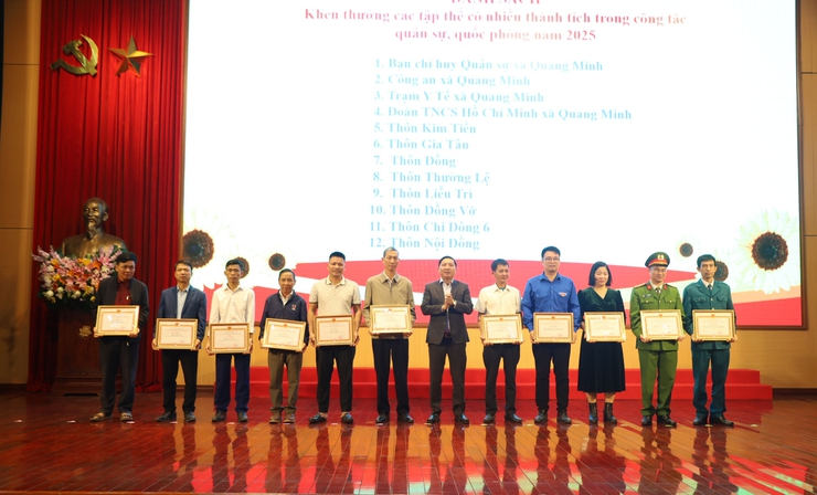 Xã Quang Minh khen thưởng cho các tập thể, cá nhân có thành tích xuất sắc trong công tác quân sự quốc phòng  năm 2025- Ảnh 1.