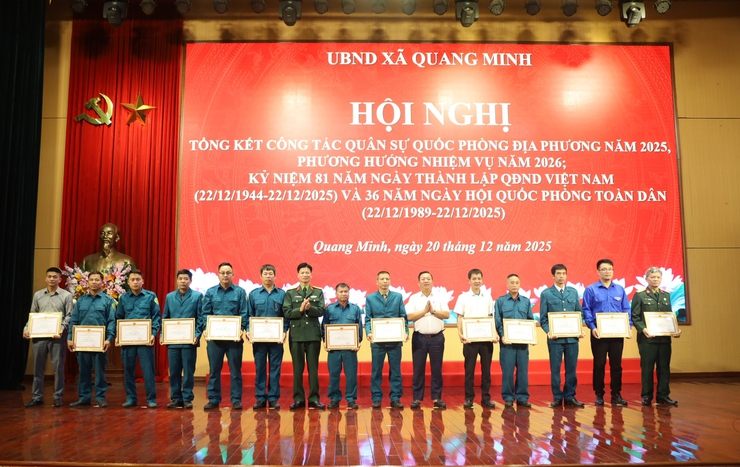 Xã Quang Minh khen thưởng cho các tập thể, cá nhân có thành tích xuất sắc trong công tác quân sự quốc phòng  năm 2025- Ảnh 3.
