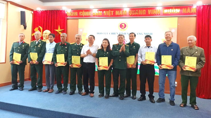 Hội Cựu chiến binh xã Quang Minh kết nạp hội viên năm 2025; triển khai công tác Hội, phong trào CCB năm 2026- Ảnh 1.