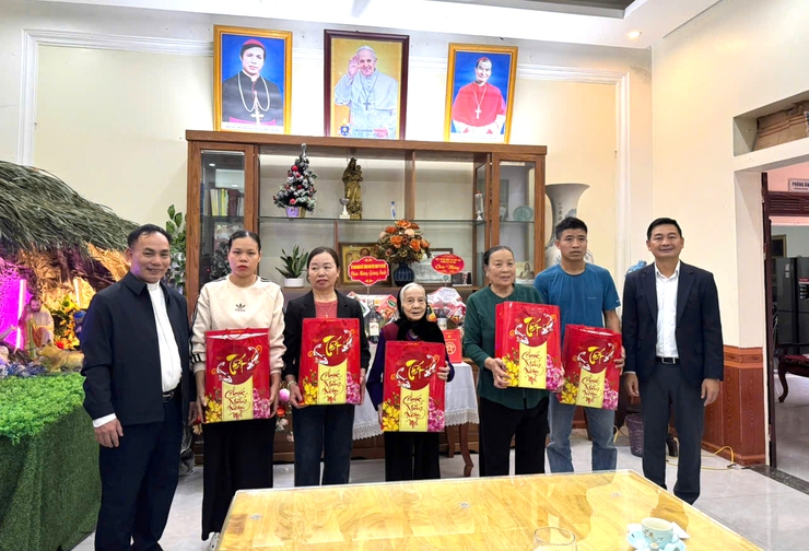 Lãnh đạo xã Quang Minh thăm, tặng quà giáo xứ trên địa bàn nhân dịp Giáng sinh năm 2025- Ảnh 2.
