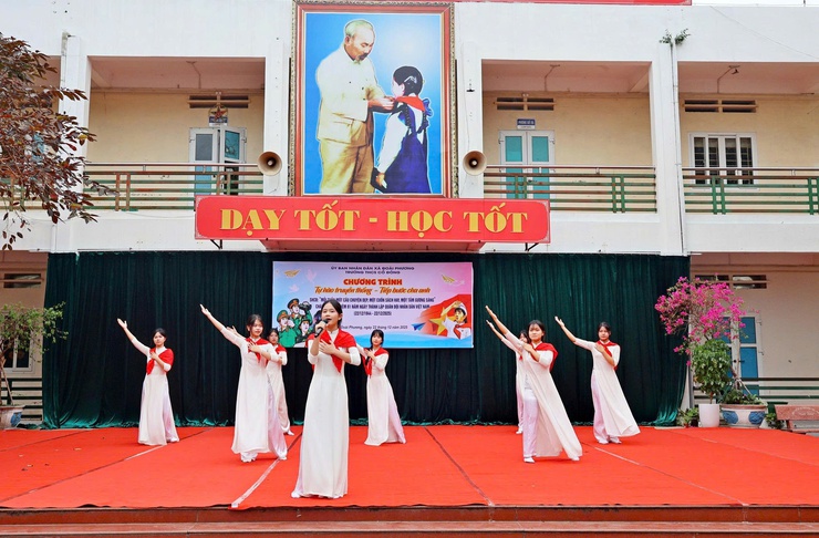 Hội Cựu chiến binh, Đoàn Thanh niên xã Đoài Phương giáo dục truyền thống cho học sinh Trường THCS Cổ Đông nhân dịp 22/12 


- Ảnh 1.