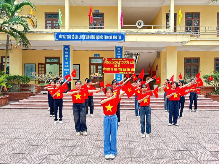 TRƯỜNG THCS HOÀNG LONG TỔ CHỨC SINH HOẠT CHỦ ĐỀ “TIẾP BƯỚC CHA ANH – VỮNG VÀNG TIẾN BƯỚC” KỶ NIỆM 81 NĂM NGÀY THÀNH LẬP QUÂN ĐỘI NHÂN DÂN VIỆT NAM- Ảnh 1.