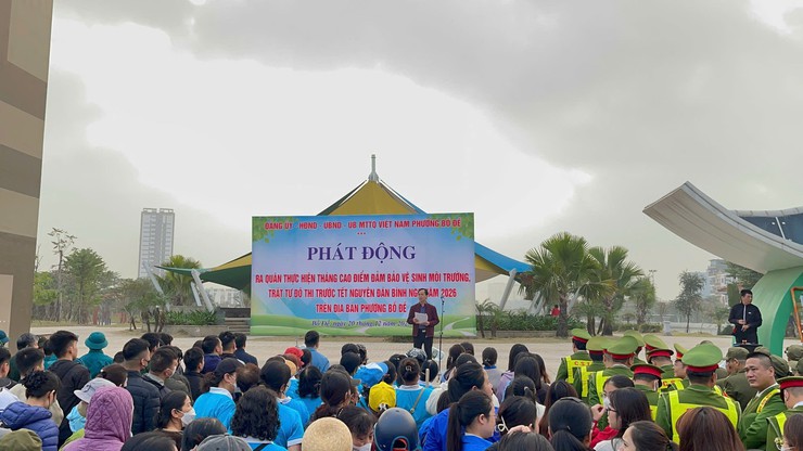 Phường Bồ Đề ra quân vệ sinh môi trường, chỉnh trang đô thị đón xuân Bính Ngọ 2026- Ảnh 2.