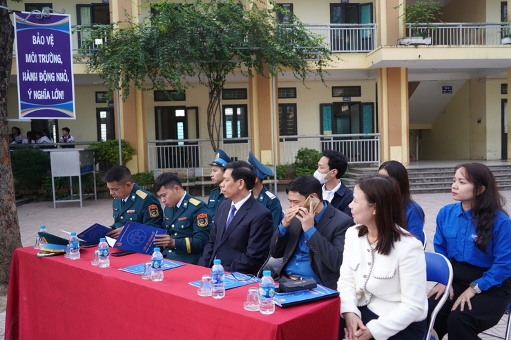 Chương trình ngoại khóa “Tiếp lửa truyền thống – vững bước tương lai” chào mừng 81 năm Ngày thành lập Quân đội Nhân dân Việt Nam (22/12/1944 – 22/12/2025)- Ảnh 5.