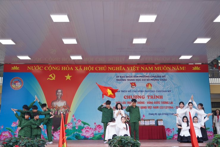 Chương trình ngoại khóa “Tiếp lửa truyền thống – vững bước tương lai” chào mừng 81 năm Ngày thành lập Quân đội Nhân dân Việt Nam (22/12/1944 – 22/12/2025)- Ảnh 3.