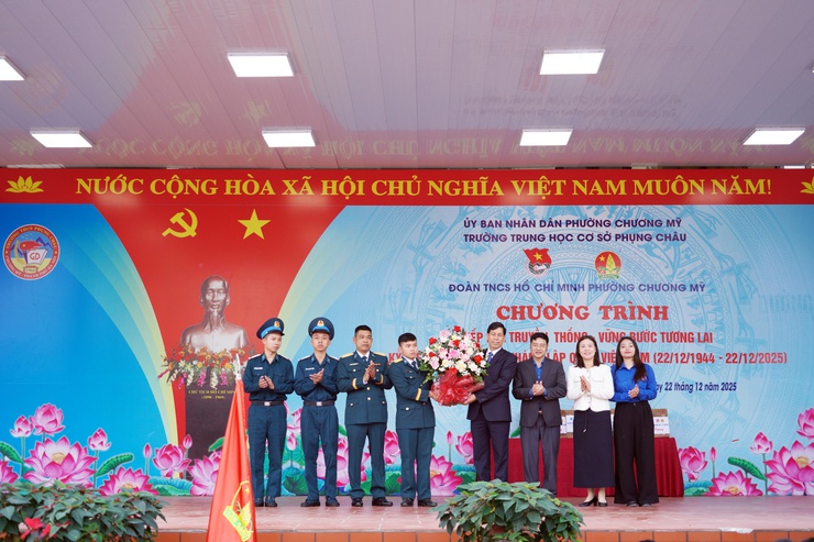 Chương trình ngoại khóa “Tiếp lửa truyền thống – vững bước tương lai” chào mừng 81 năm Ngày thành lập Quân đội Nhân dân Việt Nam (22/12/1944 – 22/12/2025)- Ảnh 6.
