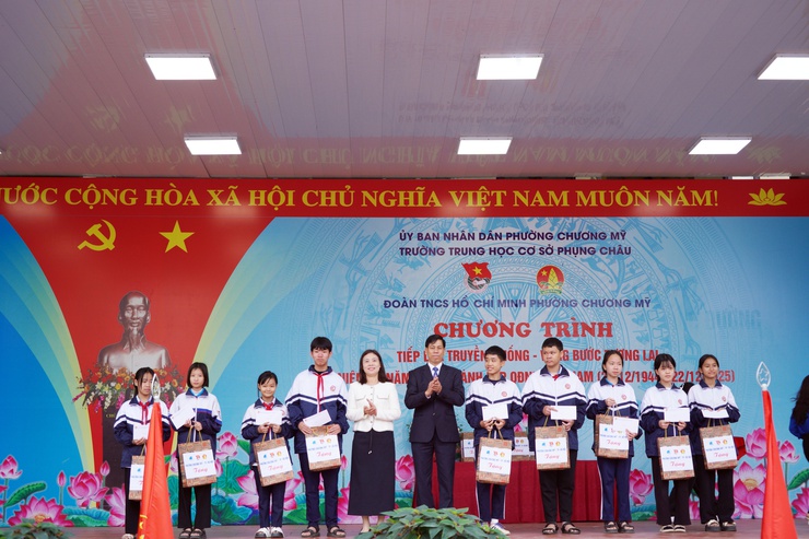 Chương trình ngoại khóa “Tiếp lửa truyền thống – vững bước tương lai” chào mừng 81 năm Ngày thành lập Quân đội Nhân dân Việt Nam (22/12/1944 – 22/12/2025)- Ảnh 10.