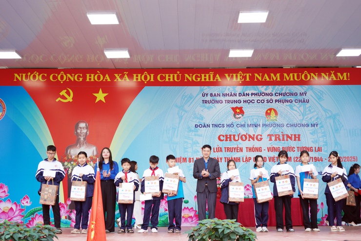 Chương trình ngoại khóa “Tiếp lửa truyền thống – vững bước tương lai” chào mừng 81 năm Ngày thành lập Quân đội Nhân dân Việt Nam (22/12/1944 – 22/12/2025)- Ảnh 11.