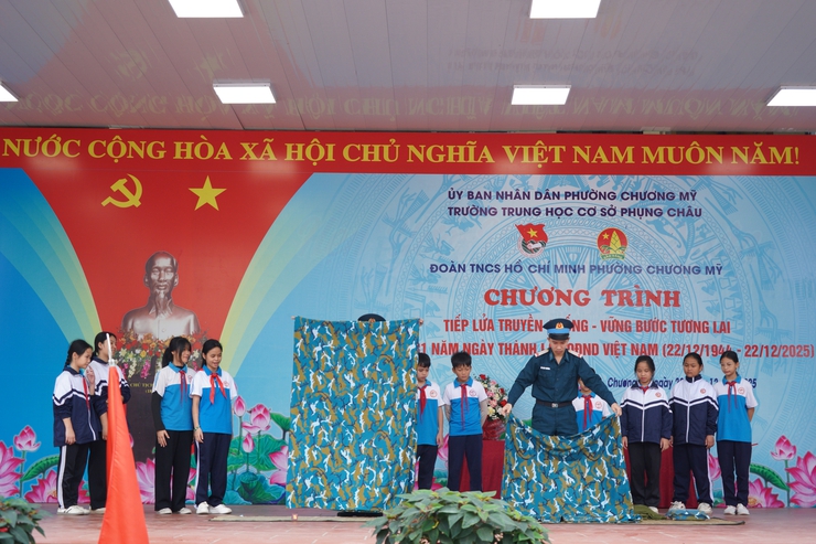 Chương trình ngoại khóa “Tiếp lửa truyền thống – vững bước tương lai” chào mừng 81 năm Ngày thành lập Quân đội Nhân dân Việt Nam (22/12/1944 – 22/12/2025)- Ảnh 12.
