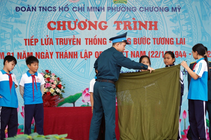 Chương trình ngoại khóa “Tiếp lửa truyền thống – vững bước tương lai” chào mừng 81 năm Ngày thành lập Quân đội Nhân dân Việt Nam (22/12/1944 – 22/12/2025)- Ảnh 13.