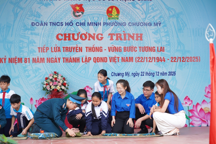 Chương trình ngoại khóa “Tiếp lửa truyền thống – vững bước tương lai” chào mừng 81 năm Ngày thành lập Quân đội Nhân dân Việt Nam (22/12/1944 – 22/12/2025)- Ảnh 14.