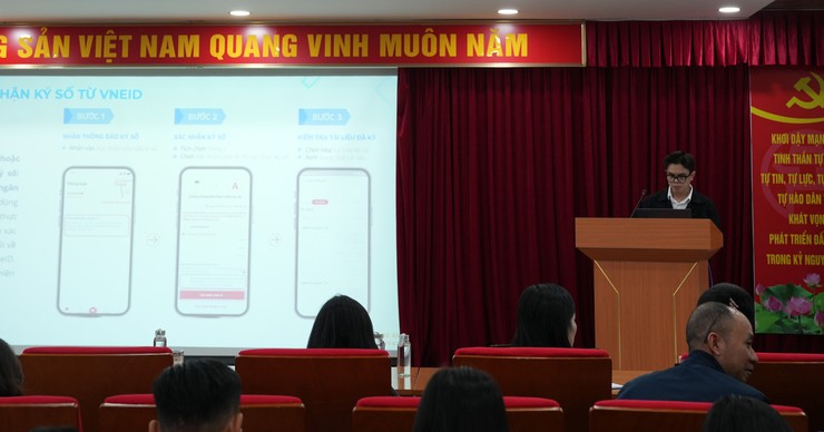 Tập huấn triển khai Chiến dịch hướng dẫn người dân tạo và sử dụng chữ ký số trên ứng dụng VNeID- Ảnh 5.