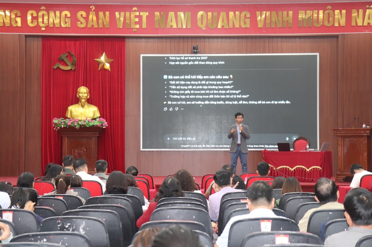 XÃ PHÚ XUYÊN TỔ CHỨC HỘI NGHỊ TẬP HUẤN ỨNG DỤNG TRÍ TUỆ NHÂN TẠO (AI) TRONG XỬ LÝ CÔNG VIỆC- Ảnh 5.