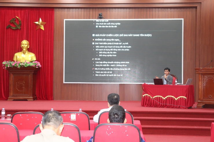 XÃ PHÚ XUYÊN TỔ CHỨC HỘI NGHỊ TẬP HUẤN ỨNG DỤNG TRÍ TUỆ NHÂN TẠO (AI) TRONG XỬ LÝ CÔNG VIỆC- Ảnh 4.