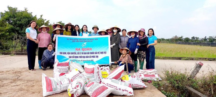 Hội LHPN xã Phúc Thọ ra quân thu gom vỏ bao bì thuốc BVTV, chung tay bảo vệ môi trường nông thôn- Ảnh 1.