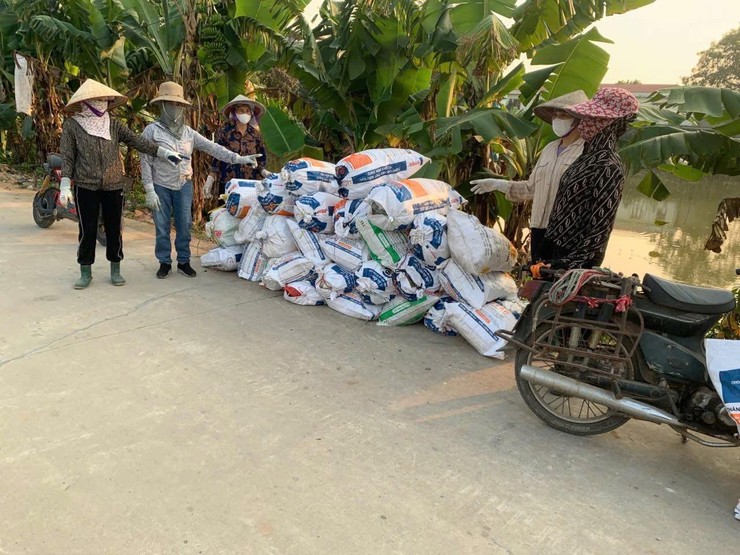 Hội LHPN xã Phúc Thọ ra quân thu gom vỏ bao bì thuốc BVTV, chung tay bảo vệ môi trường nông thôn- Ảnh 4.