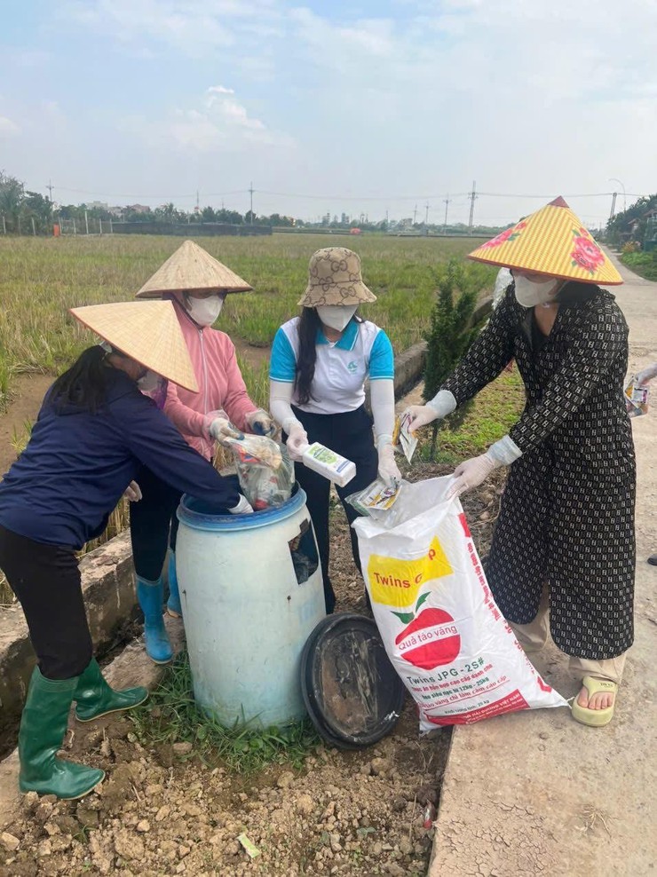Hội LHPN xã Phúc Thọ ra quân thu gom vỏ bao bì thuốc BVTV, chung tay bảo vệ môi trường nông thôn- Ảnh 3.