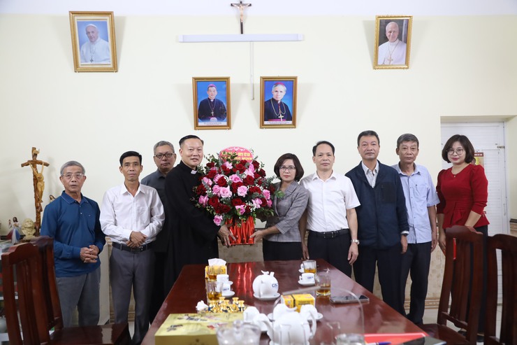 Lãnh đạo xã Quang Minh thăm, tặng quà giáo xứ trên địa bàn nhân dịp Giáng sinh năm 2025- Ảnh 1.