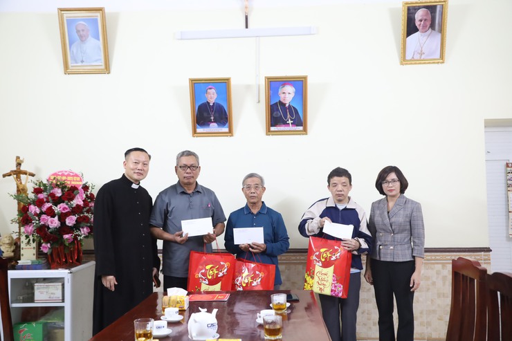 Lãnh đạo xã Quang Minh thăm, tặng quà giáo xứ trên địa bàn nhân dịp Giáng sinh năm 2025- Ảnh 3.