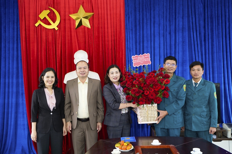 Các đồng chí lãnh đạo xã chúc mừng BCH Quân sự xã nhân ngày thành lập Quân đội Nhân dân Việt Nam- Ảnh 1.