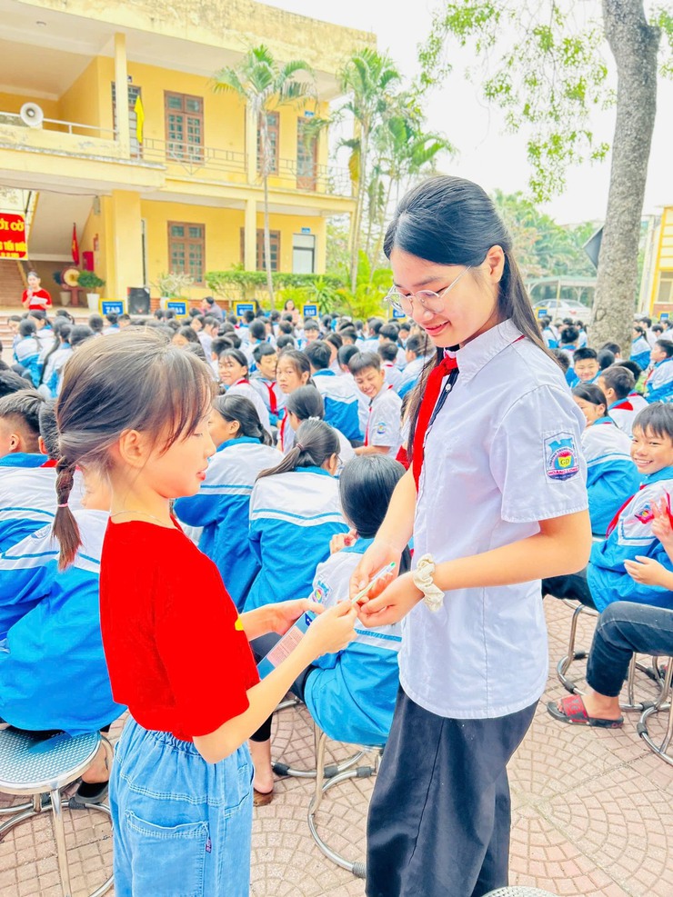 TRƯỜNG THCS HOÀNG LONG TỔ CHỨC SINH HOẠT CHỦ ĐỀ “TIẾP BƯỚC CHA ANH – VỮNG VÀNG TIẾN BƯỚC” KỶ NIỆM 81 NĂM NGÀY THÀNH LẬP QUÂN ĐỘI NHÂN DÂN VIỆT NAM- Ảnh 3.