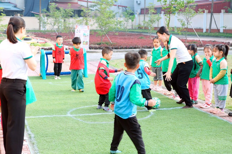 HOẠT ĐỘNG KIẾN TẬP CHUYÊN ĐỀ: "BỒI DƯỠNG KIẾN THỨC VSATTP, GIÁO DỤC DINH DƯỠNG KẾT HỢP VẬN ĐỘNG NHẰM PHÁT TRIỂN THỂ CHẤT CÂN ĐỐI CHO TRẺ” NĂM HỌC 2025 -2026- Ảnh 9.