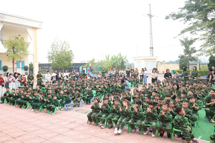 Trường Mầm non Mê Linh tổ chức ngày hội trải nghiệm "Chúng em làm chiến sĩ" chào mừng kỷ niệm Ngày thành lập Quân đội Nhân dân Việt Nam 22/12- Ảnh 1.
