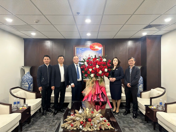 Lãnh đạo phường Ba Đình thăm, chúc mừng và trao quà tại các cơ sở tôn giáo trên địa bàn- Ảnh 6.