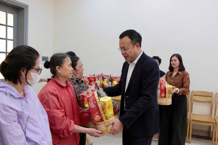 Lãnh đạo phường Ba Đình thăm, chúc mừng và trao quà tại các cơ sở tôn giáo trên địa bàn- Ảnh 4.