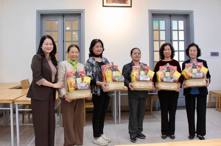 Lãnh đạo phường Ba Đình thăm, chúc mừng và trao quà tại các cơ sở tôn giáo trên địa bàn- Ảnh 5.