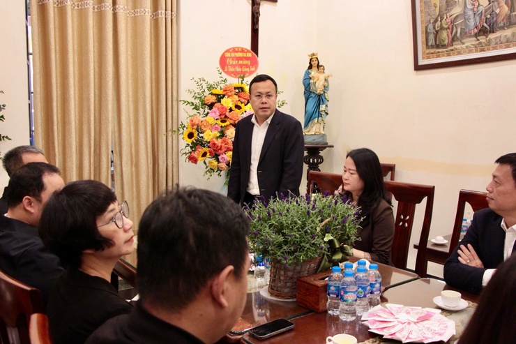 Lãnh đạo phường Ba Đình thăm, chúc mừng và trao quà tại các cơ sở tôn giáo trên địa bàn- Ảnh 2.