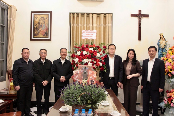 Lãnh đạo phường Ba Đình thăm, chúc mừng và trao quà tại các cơ sở tôn giáo trên địa bàn- Ảnh 1.