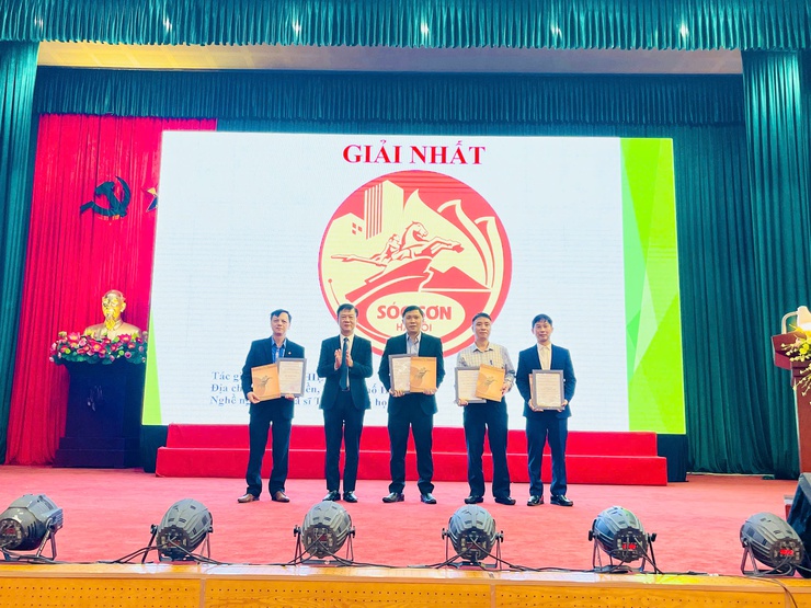 XÃ SÓC SƠN TỔNG KẾT PHONG TRÀO “TDĐKXDĐSVH” NĂM 2025, TRIỂN KHAI NHIỆM VỤ TRỌNG TÂM NĂM 2026. TRAO GIẢI CUỘC THI THIẾT KẾ LOGO XÃ SÓC SƠN.- Ảnh 11.