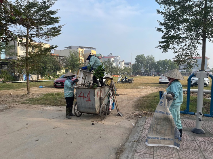 Xã Tiến Thắng đồng loạt ra quân vệ sinh môi trường hướng tới xây dựng xã Sáng - Xanh – Sạch – Đẹp- Ảnh 2.