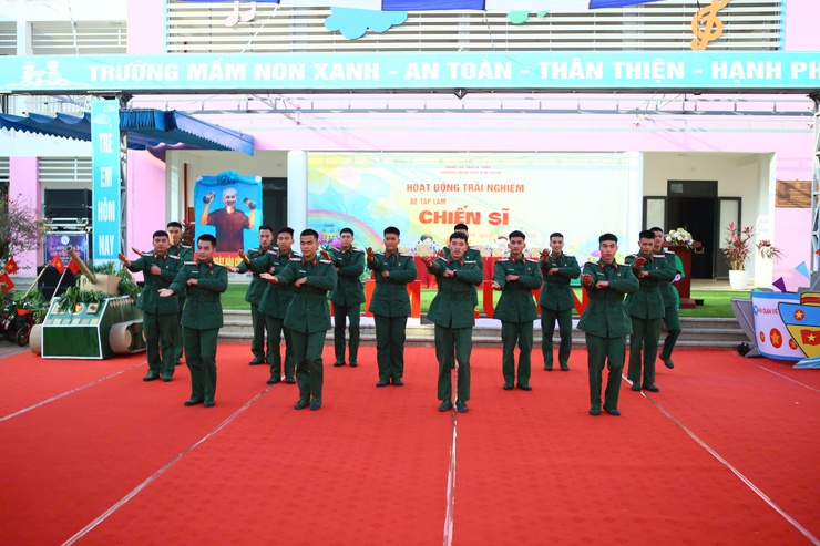 Trường mầm non Kim Quan tổ chức thành công hoạt động trải nghiệm " BÉ TẬP LÀM CHIẾN SĨ".- Ảnh 4.