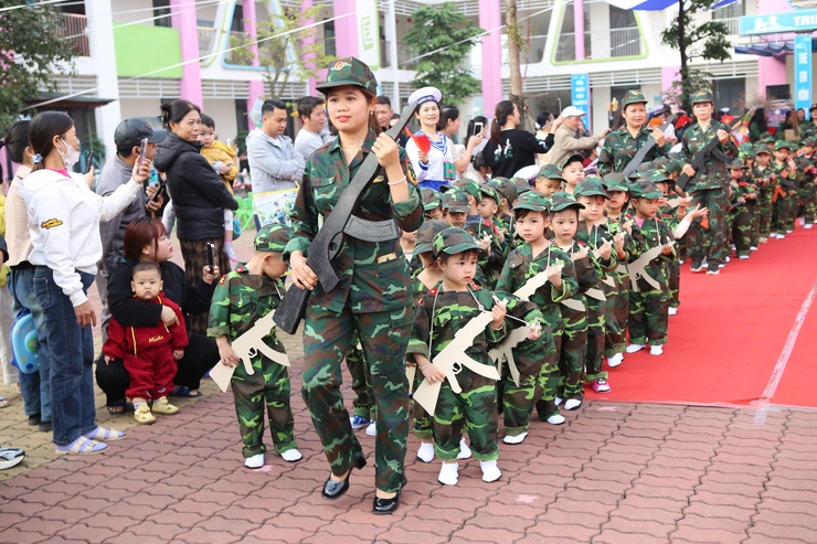 Trường mầm non Kim Quan tổ chức thành công hoạt động trải nghiệm " BÉ TẬP LÀM CHIẾN SĨ".- Ảnh 5.