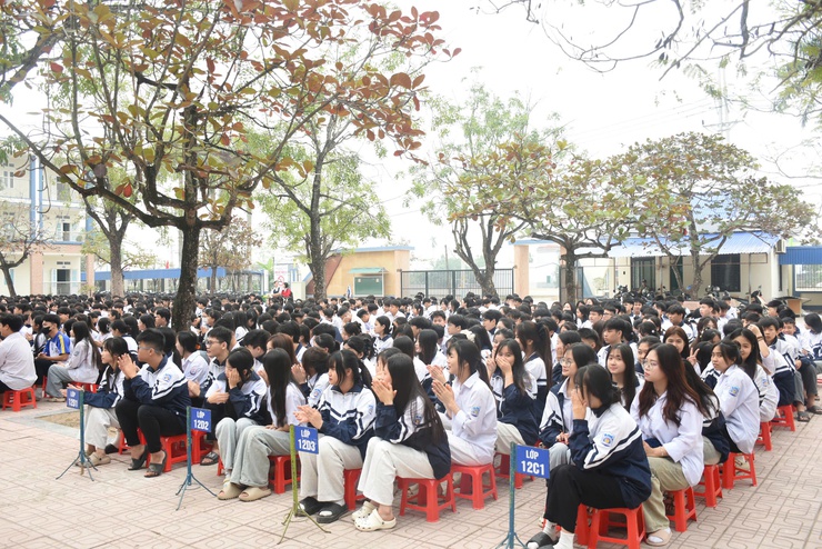 NÓI CHUYỆN TRUYỀN THỐNG NHÂN NGÀY THÀNH LẬP QUÂN ĐỘI NHÂN DÂN VIỆT NAM TẠI TRƯỜNG THPT ĐẠI CƯỜNG- Ảnh 3.