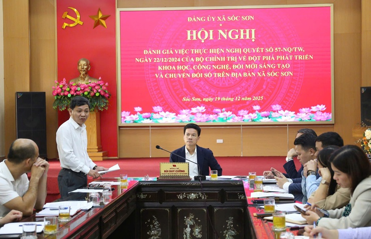ĐẢNG BỘ XÃ SÓC SƠN TỔ CHỨC HỘI NGHỊ ĐÁNH GIÁ VIỆC THỰC HIỆN NGHỊ QUYẾT SỐ 57 CỦA BỘ CHÍNH TRỊ VỀ PHÁT TRIỂN KHOA HỌC, CÔNG NGHỆ, ĐỔI MỚI SÁNG TẠO VÀ CHUYỂN ĐỔI SỐ.- Ảnh 1.
