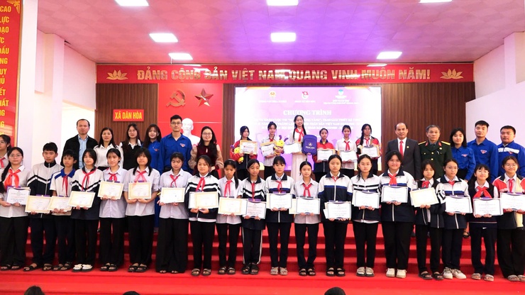 CHUNG KHẢO CUỘC THI “RUNG CHUÔNG VÀNG”
TRAO GIẢI CUỘC THI THIẾT KẾ VIDEO CHÀO MỪNG KỶ NIỆM 81 NĂM NGÀY THÀNH LẬP QĐND VIỆT NAM- Ảnh 16.