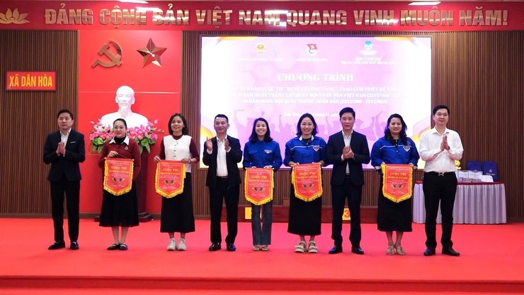 CHUNG KHẢO CUỘC THI “RUNG CHUÔNG VÀNG”
TRAO GIẢI CUỘC THI THIẾT KẾ VIDEO CHÀO MỪNG KỶ NIỆM 81 NĂM NGÀY THÀNH LẬP QĐND VIỆT NAM- Ảnh 1.