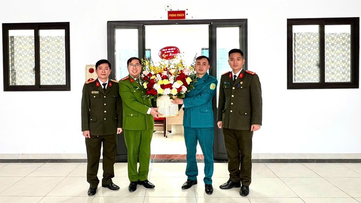 CÔNG AN XÃ QUỐC OAI TẶNG HOA CHÚC MỪNG NHÂN KỶ NIỆM 81 NĂM NGÀY THÀNH LẬP QUÂN ĐỘI NHÂN DÂN VIỆT NAM- Ảnh 2.